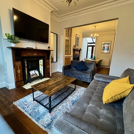 Large Citycentre Townhouse & Hot Tub, Pool Table And Offroad Parking Кардиф Екстериор снимка