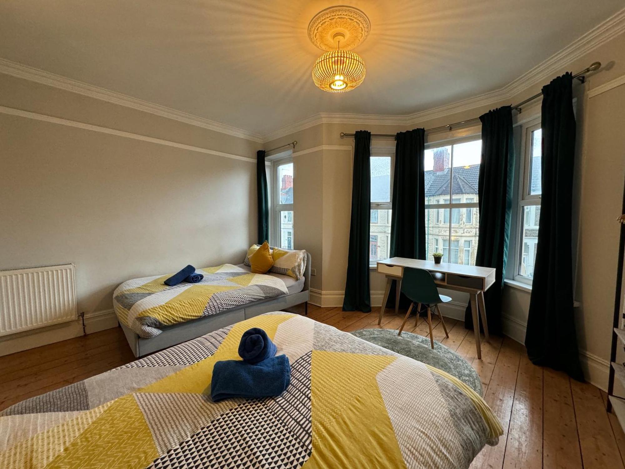 Large Citycentre Townhouse & Hot Tub, Pool Table And Offroad Parking Кардиф Екстериор снимка