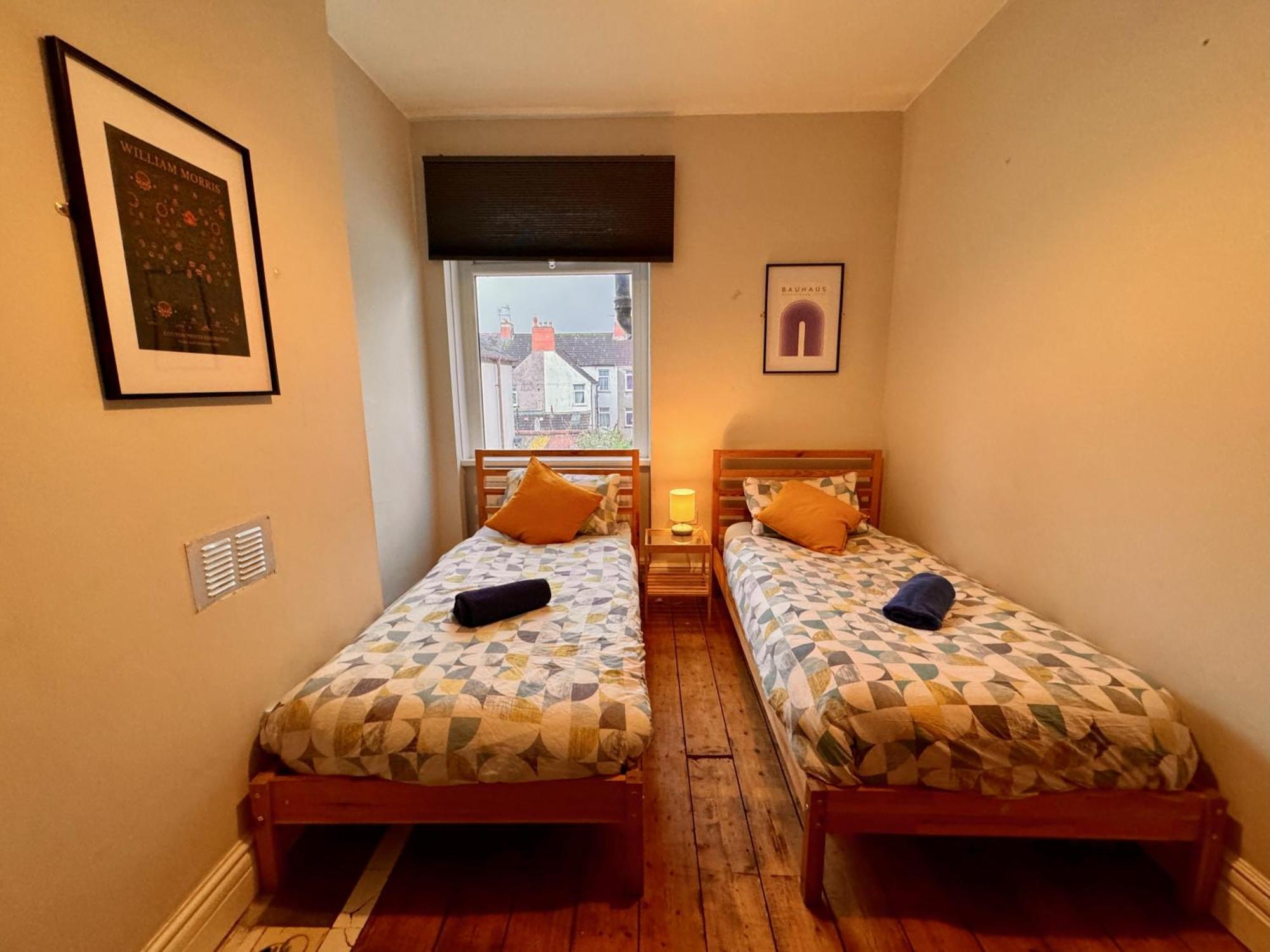 Large Citycentre Townhouse & Hot Tub, Pool Table And Offroad Parking Кардиф Екстериор снимка