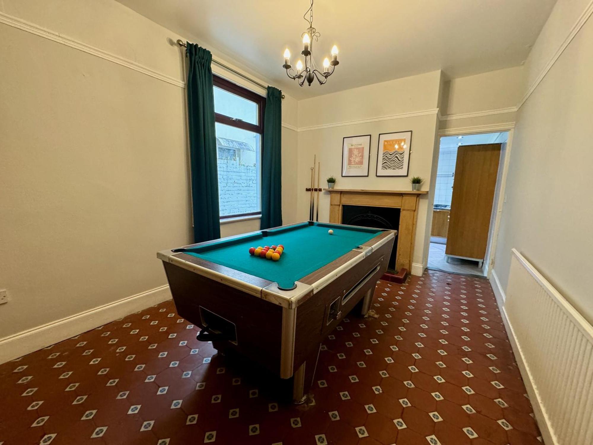 Large Citycentre Townhouse & Hot Tub, Pool Table And Offroad Parking Кардиф Екстериор снимка