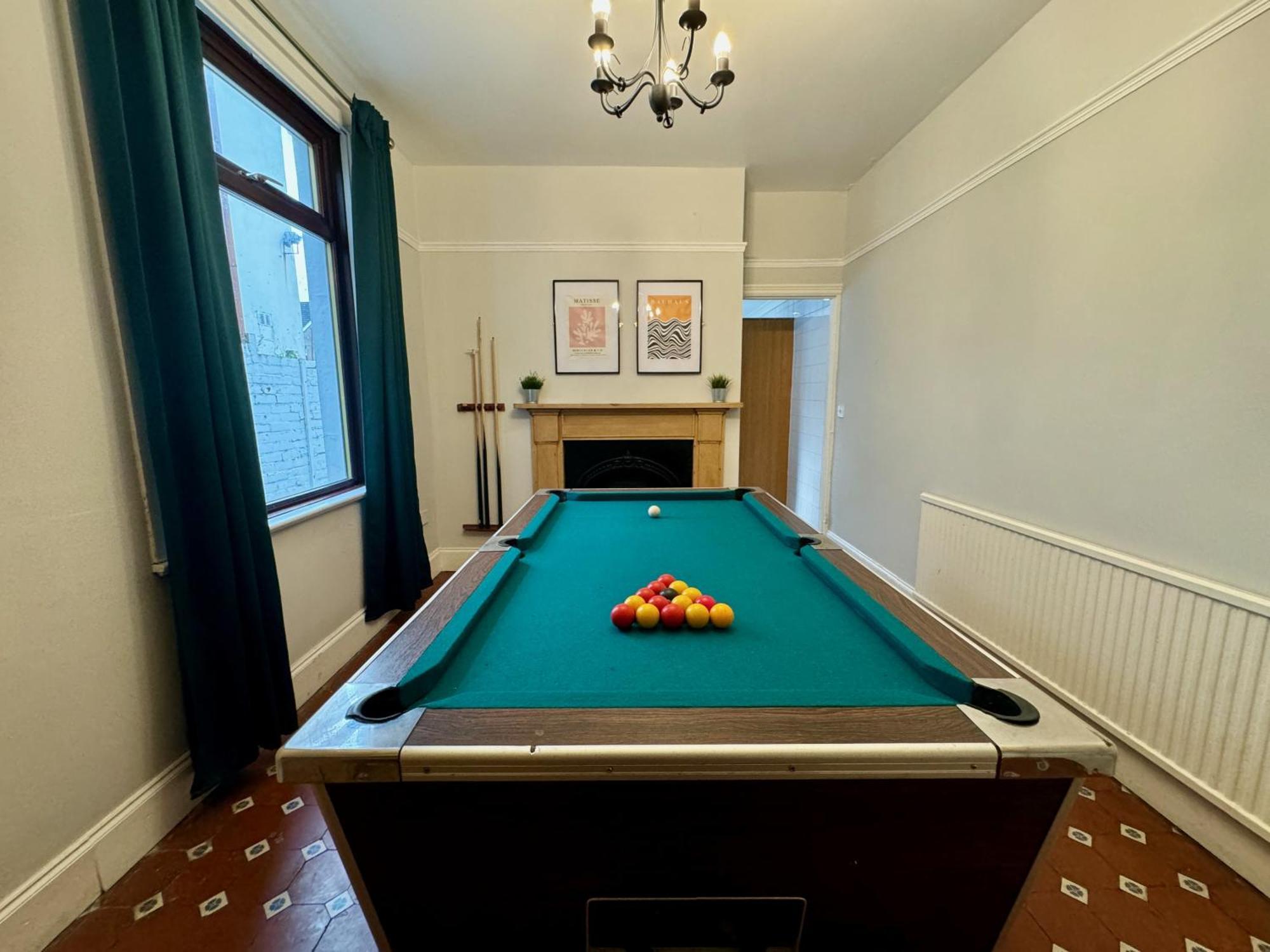 Large Citycentre Townhouse & Hot Tub, Pool Table And Offroad Parking Кардиф Екстериор снимка
