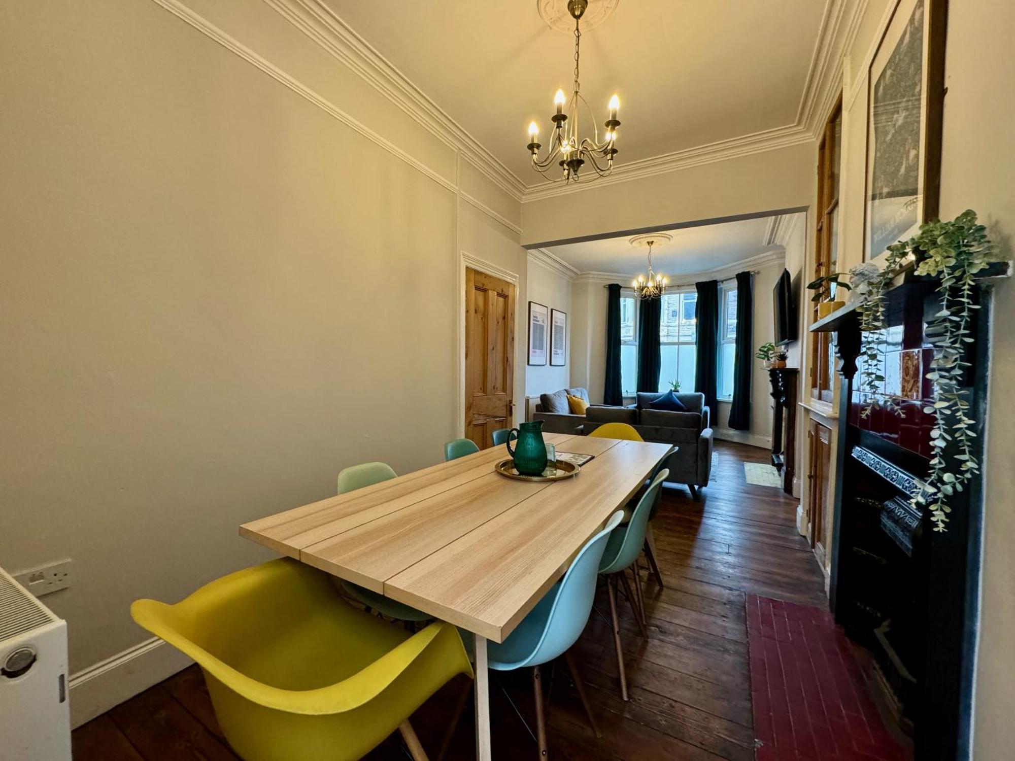 Large Citycentre Townhouse & Hot Tub, Pool Table And Offroad Parking Кардиф Екстериор снимка