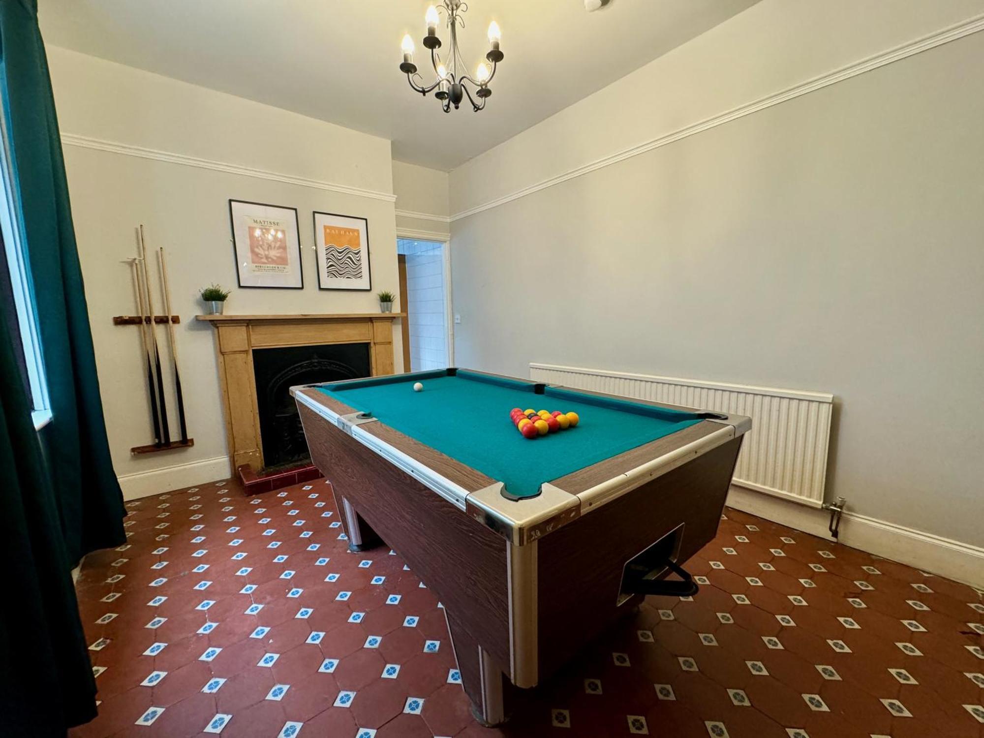Large Citycentre Townhouse & Hot Tub, Pool Table And Offroad Parking Кардиф Екстериор снимка