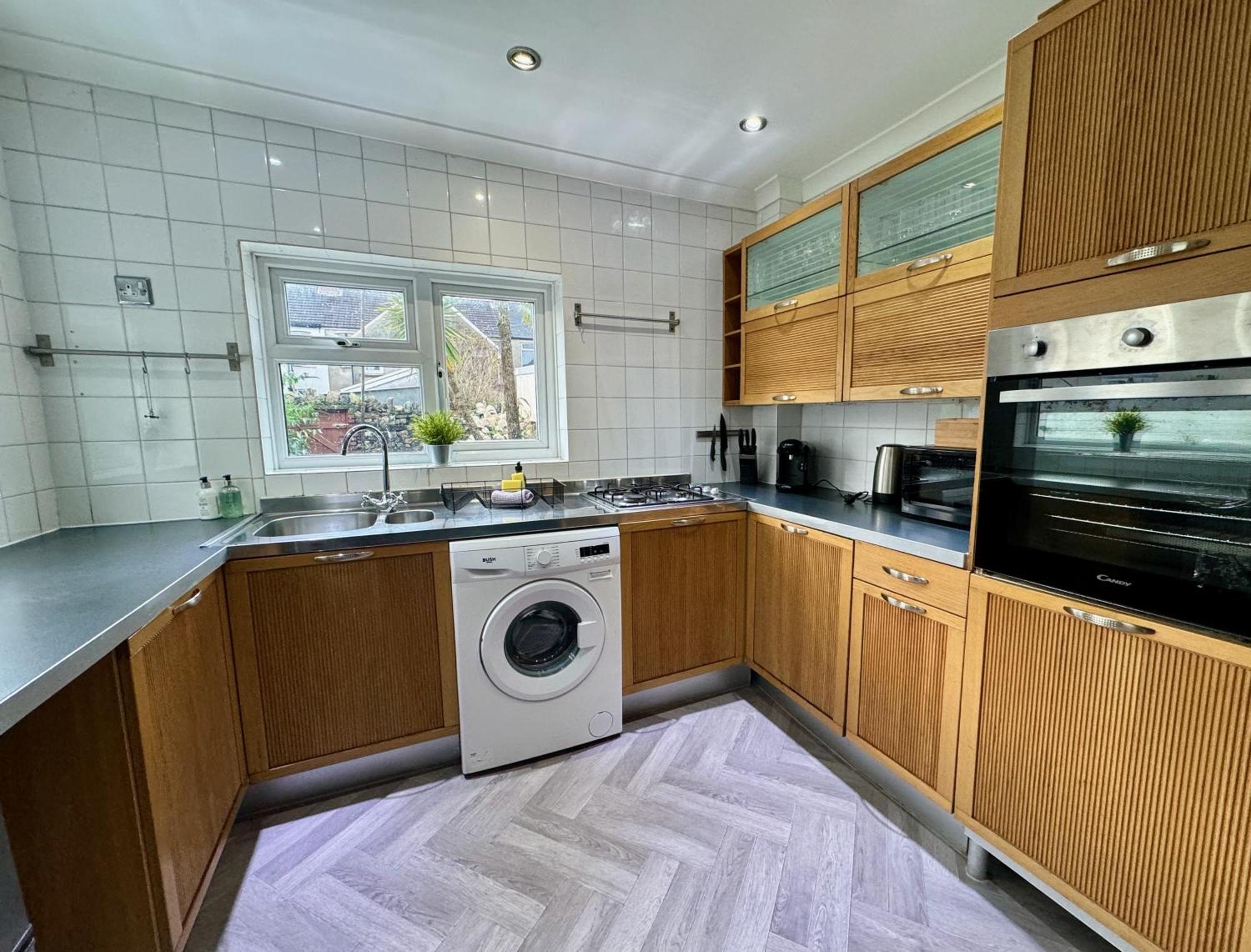 Large Citycentre Townhouse & Hot Tub, Pool Table And Offroad Parking Кардиф Екстериор снимка