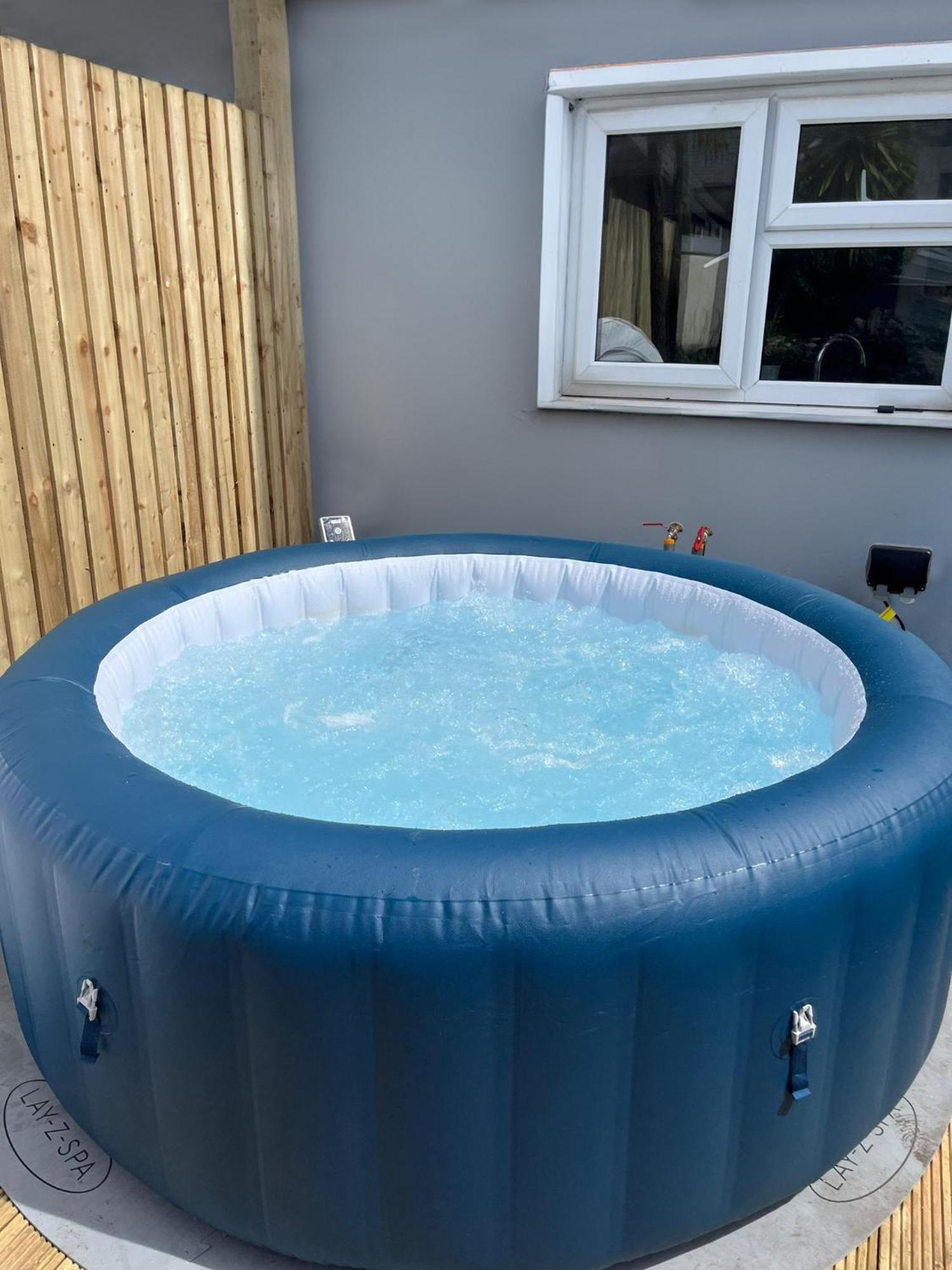 Large Citycentre Townhouse & Hot Tub, Pool Table And Offroad Parking Кардиф Екстериор снимка